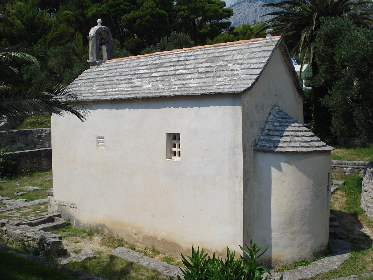 Kosciol sw jerzego ze stanowiskiem archeologicznym tucepi