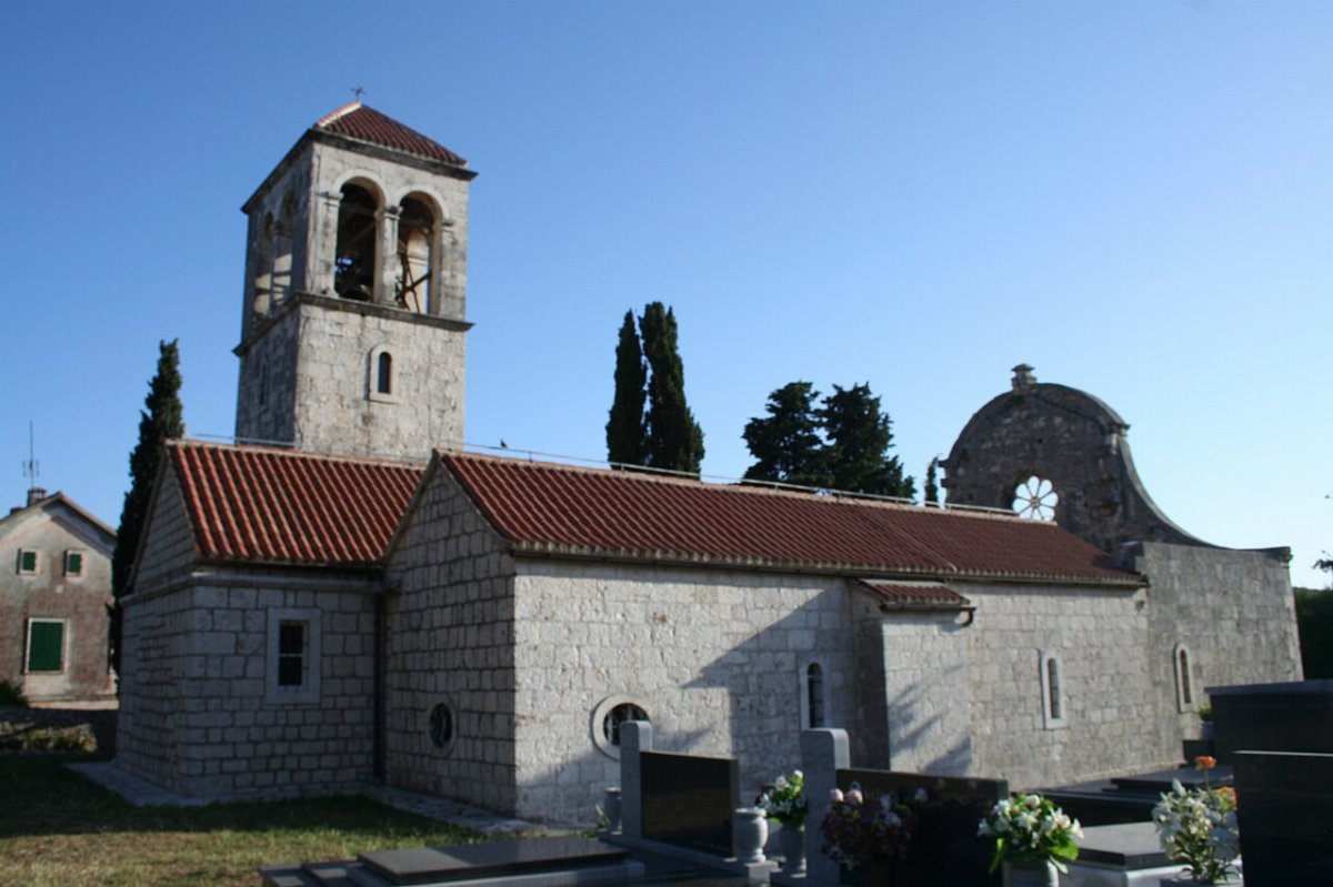 Kosciol sw jerzego z plebaniami drvenik veliki
