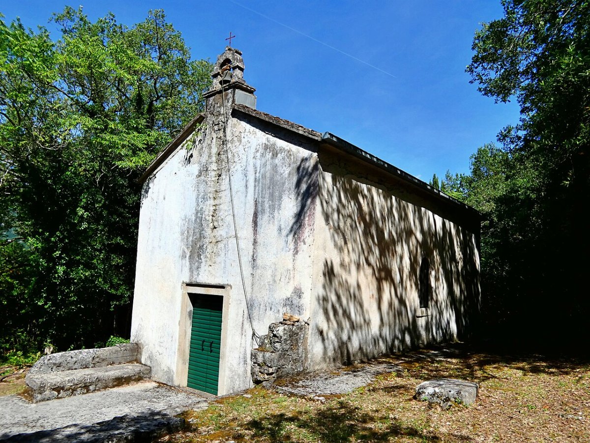 Kosciol sw piotra apostola ze sredniowiecznym cmentarzem plocice