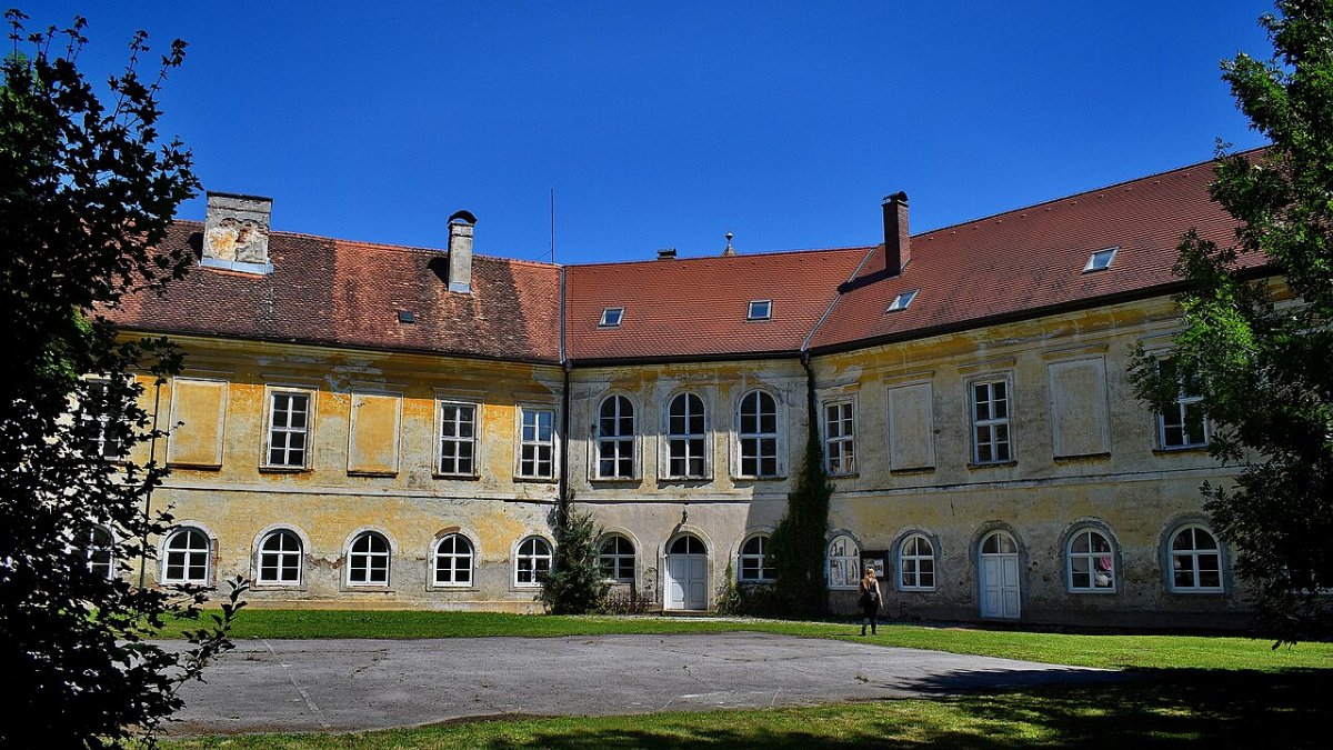 Zamek na placu chorwackiej krolowej heleny sveti kriz zacretje