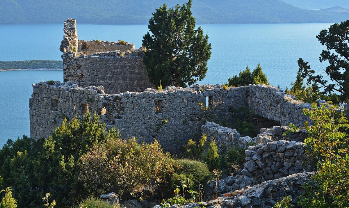 Twierdza smrdan grad z kosciolem matki boskiej wielkiej slivno ravno