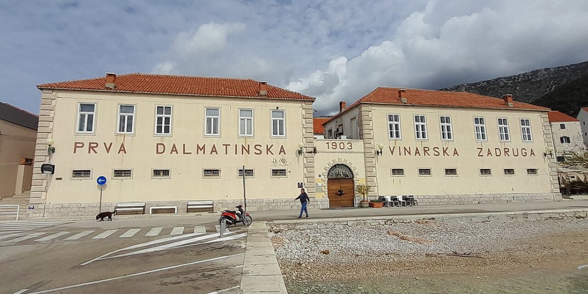 Budynek szkoly i spoldzielni winiarskiej bol